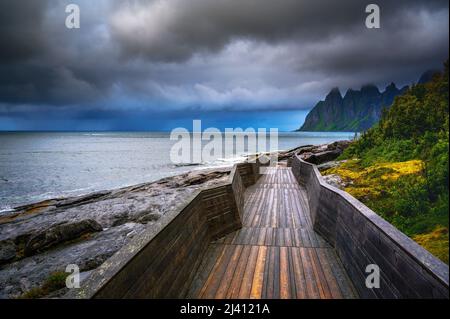 Holzsteg am Strand von Tungeneset auf der Insel Senja im Norden Norwegens Stockfoto