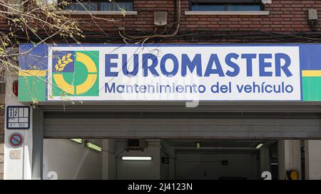 VALENCIA, SPANIEN - 07. APRIL 2022: Euromaster ist ein französisches multinationales Unternehmen der Michelin-Gruppe, spezialisiert auf Reifenservice und Fahrzeugwartung Stockfoto