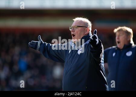 Fußball-/Fußballmanager Steve Evans steht während des Spiels auf der Touchline beim Stevenage FC, Lamex Stadium Stockfoto