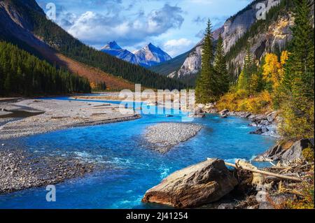 Fluss entlang des Icefields Pkwy im Banff National Park, Kanada Stockfoto