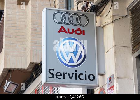VALENCIA, SPANIEN - 07. APRIL 2022: Audi und Volkswagen sind Fahrzeugmarken des Volkswagen Konzerns Stockfoto