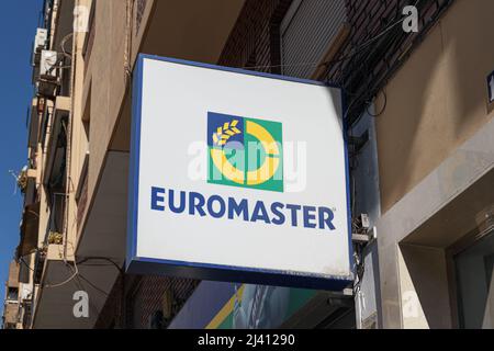 VALENCIA, SPANIEN - 07. APRIL 2022: Euromaster ist ein französisches multinationales Unternehmen der Michelin-Gruppe, spezialisiert auf Reifenservice und Fahrzeugwartung Stockfoto