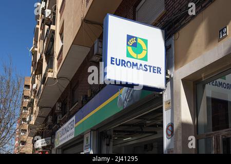 VALENCIA, SPANIEN - 07. APRIL 2022: Euromaster ist ein französisches multinationales Unternehmen der Michelin-Gruppe, spezialisiert auf Reifenservice und Fahrzeugwartung Stockfoto