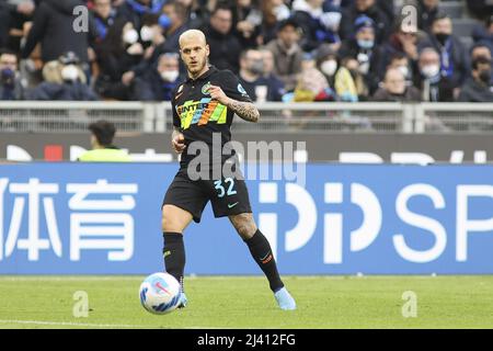 Mailand, Italien. 09. April 2022. 09 2022. April, Mailand (MI), Italien, Giuseppe Meazza - San siro Stadion, Matchday 32Â der italienischen Serie A Tim 2021/2022 Meisterschaft, Spiel zwischen den Teams des FC Internazionale gegen Hellas Verona, auf dem Bild: 32 Federico Dimarco Kredit: Unabhängige Fotoagentur/Alamy Live News Stockfoto