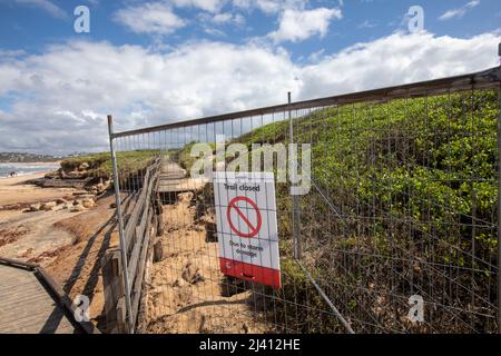 Der Fußweg ist wegen Sturmfluten am Long Reef Beach und der zweihundertjährigen Wanderroute in Sydney, Australien, geschlossen Stockfoto