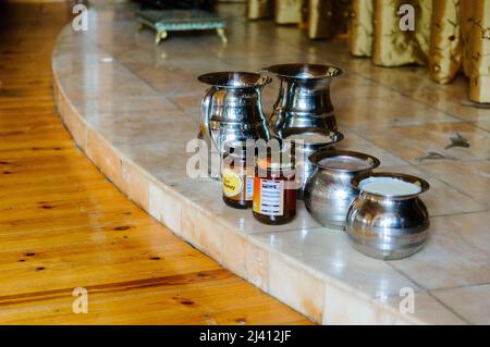 28.. Februar 2010. Inis Rath, Fermanagh, Nordirland. Silberschalen mit Milch, Honig und Ghee sitzen vor der Abhisheka-Zeremonie auf dem Altar in einem Hare-Krishna-Tempel Stockfoto