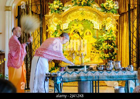 Inis Rath, Nordirland. 28.. Februar 2010. Ein Hare-Krishna-Anhänger gießt Milch, Ghee und Honig über Statuen von Krishna und Vishnu bei der jährlichen Abhisheka-Zeremonie. Stockfoto