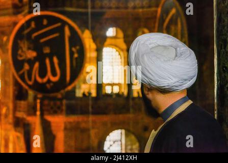 Istanbul, Türkei, 19.. Januar 2020. Ein Imam, der einen weißen Turban in der Hagia Sofia trägt. Stockfoto