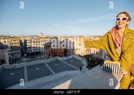 Frau genießt die wunderschöne morgendliche Stadtlandschaft von Rom Stockfoto