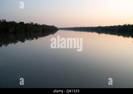 Bangladesch, Sundarban, 2021-10-29. Berichten Sie an Bord von Rubayath und Elisabeths Boot auf den Sundarbans, einer Region aus unzähligen Waffen und Kanälen Stockfoto