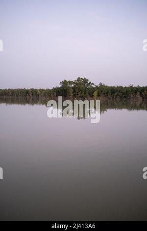 Bangladesch, Sundarban, 2021-10-29. Berichten Sie an Bord von Rubayath und Elisabeths Boot auf den Sundarbans, einer Region aus unzähligen Waffen und Kanälen Stockfoto