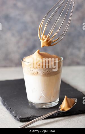 Dalgona Kaffee im Glas. Trendy Instant Kaffee mit Zucker und heißem Wasser peitscht Stockfoto