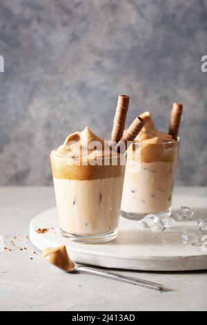 Dalgona Kaffee im Glas. Trendy Instant Kaffee mit Zucker und heißem Wasser peitscht Stockfoto