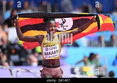 Halimah Nakaayi mit der ugandischen Flagge bei den Hallen-Weltmeisterschaften 2022 in Belgrad. Stockfoto