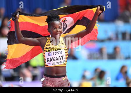 Halimah Nakaayi mit der ugandischen Flagge bei den Hallen-Weltmeisterschaften 2022 in Belgrad. Stockfoto