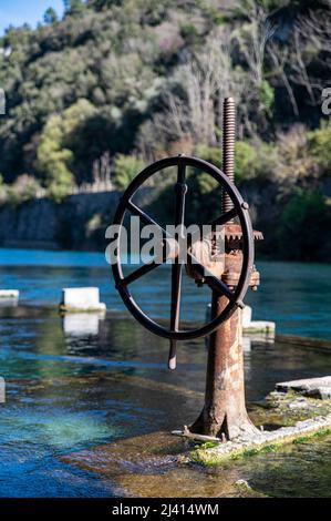 Ersticken touristischen Ort durch dieses Rad und klares blaues Wasser gekennzeichnet Stockfoto