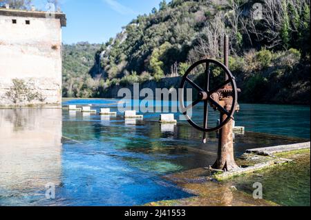 Ersticken touristischen Ort durch dieses Rad und klares blaues Wasser gekennzeichnet Stockfoto