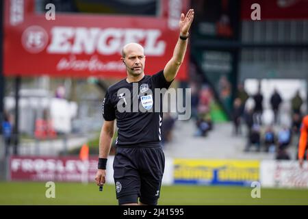 Haderslev, Dänemark. 10., April 2022. Schiedsrichter Peter Kjaersgaard gesehen während des Superliga-Spiels 3F zwischen Soenderjyske und Odense Boldklub im Sydbank Park in Haderslev. (Foto: Gonzales Photo - Kent Rasmussen). Stockfoto