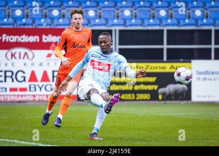 Haderslev, Dänemark. 10., April 2022. Duplexe Tchamba (4) aus Soenderjyske, gesehen während des Superliga-Spiels 3F zwischen Soenderjyske und Odense Boldklub im Sydbank Park in Haderslev. (Foto: Gonzales Photo - Kent Rasmussen). Stockfoto