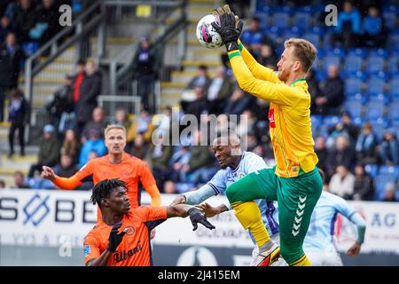 Haderslev, Dänemark. 10., April 2022. Torwart Lawrence Thomas (1) aus Soenderjyske, der während des Superliga-Spiels 3F zwischen Soenderjyske und Odense Boldklub im Sydbank Park in Haderslev gesehen wurde. (Foto: Gonzales Photo - Kent Rasmussen). Stockfoto