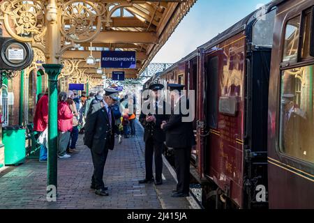 Auf dem Bahnsteig wartet der ‘Black Prince’ BR-9F-92203 am Bahnhof Sheringham der North Norfolk Railway – The Poppy Line, East Anglia, eng Stockfoto