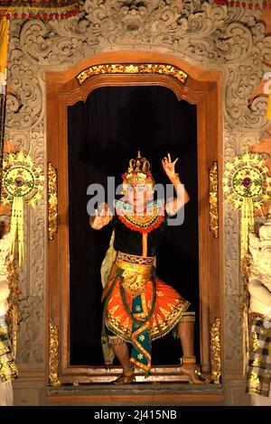 Ein Künstler während der traditionellen balinesischen Legong- und Barong-Tanzshow im Königlichen Palast in Ubud, Bali, Indonesien. In der Regel dauert die Legong (auch mit Barong-Maskentänzerin) etwa 1,5 Stunden und ist eine der besten Shows in Ubud, die während der Hauptsaison immer mit Zuschauern gefüllt ist. Stockfoto