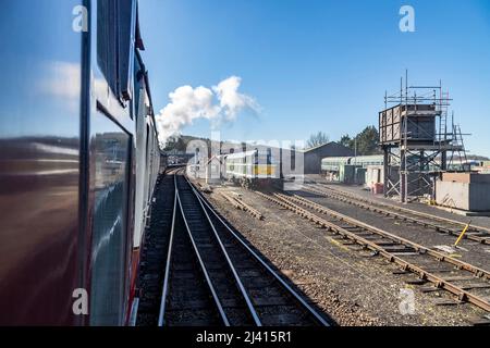 ‘Black Prince’ BR-9F-92203 nähert sich dem Bahnhof Weybourne auf der Poppy Line, North Norfolk Railway, East Anglia, England, Großbritannien Stockfoto