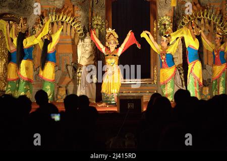 Darsteller während der traditionellen balinesischen Legong- und Barong-Tanzshow im Königlichen Palast in Ubud, Bali, Indonesien. In der Regel dauert die Legong (auch mit Barong-Maskentänzerin) etwa 1,5 Stunden und ist eine der besten Shows in Ubud, die während der Hauptsaison immer mit Zuschauern gefüllt ist. Stockfoto