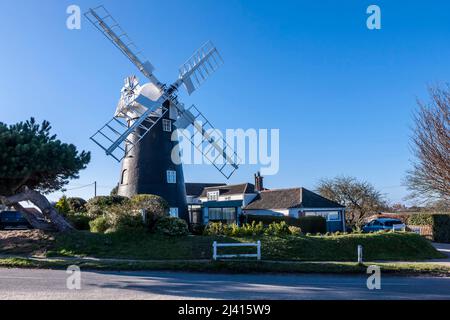 Verstauen Sie Windmühle an einem hellen sonnigen Frühlingstag, Mundesley, North Walsham, Norfolk, East Anglia, England, Großbritannien. Stockfoto