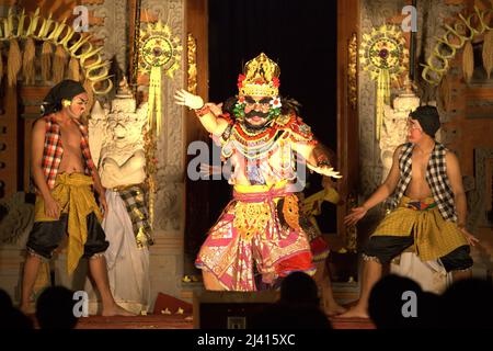 Darsteller während der traditionellen balinesischen Legong- und Barong-Tanzshow im Königlichen Palast in Ubud, Bali, Indonesien. In der Regel dauert die Legong (auch mit Barong-Maskentänzerin) etwa 1,5 Stunden und ist eine der besten Shows in Ubud, die während der Hauptsaison immer mit Zuschauern gefüllt ist. Stockfoto