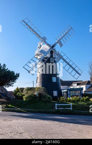 Verstauen Sie Windmühle an einem hellen sonnigen Frühlingstag, Mundesley, North Walsham, Norfolk, East Anglia, England, Großbritannien. Stockfoto