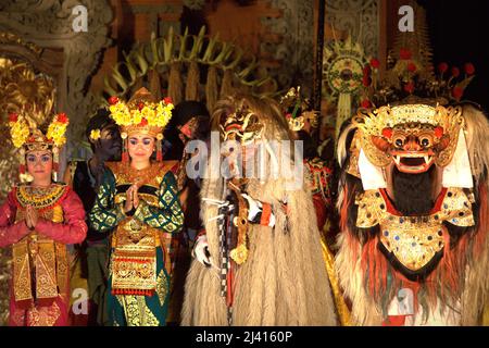 Darsteller während der traditionellen balinesischen Legong- und Barong-Tanzshow im Königlichen Palast in Ubud, Bali, Indonesien. In der Regel dauert die Legong (auch mit Barong-Maskentänzerin) etwa 1,5 Stunden und ist eine der besten Shows in Ubud, die während der Hauptsaison immer mit Zuschauern gefüllt ist. Stockfoto