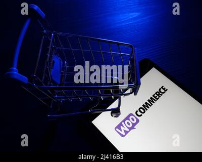 KIEW, UKRAINE - 30. März 2022. Tablet mit WooCommerce eCommerce-Plattform-Logo. Stockfoto