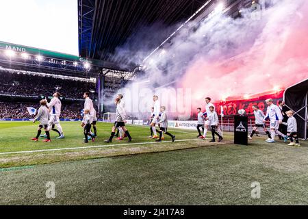 Kopenhagen, Dänemark. 10. April 2022. Die Spieler des FC Copenhagen treten beim Superliga-Spiel 3F zwischen dem FC Kopenhagen und dem FC Midtjylland in Parken in Kopenhagen an. (Foto: Gonzales Photo/Alamy Live News Stockfoto