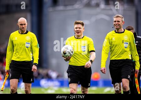 Kopenhagen, Dänemark. 10. April 2022. Schiedsrichter Jakob Sundberg sah mit seinen Linienleuten beim Superliga-Spiel 3F zwischen dem FC Kopenhagen und dem FC Midtjylland in Parken in Kopenhagen. (Foto: Gonzales Photo/Alamy Live News Stockfoto