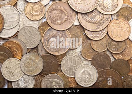 Hintergrund der alten Münzen der UdSSR von Rubel und Kopeken von verschiedenen Stückelungen. Der Rubel und der Kopeck ist die nationale Währung der UdSSR. Geldkonzept. Stockfoto