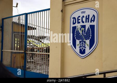 Non Exclusive: TSCHERNIHIW, UKRAINE - 9. APRIL 2022 - das Emblem des FC Desna Tschernihiw hängt an der Wand ihrer Heimatarena - der Tschernihiw Olympic SpO Stockfoto