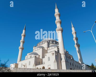 Albaniens schöne moderne und osmanische Architektur Stockfoto