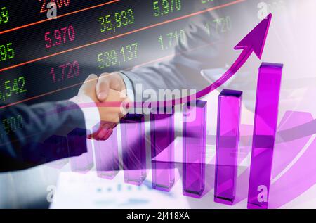 Wirtschaftsdiagramm: Handshake, Aufwärtspfeil und Aktienmarktindikatoren Stockfoto