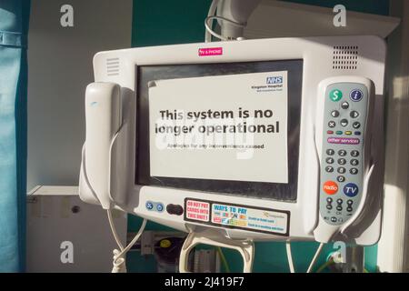 Nahaufnahme eines nicht funktionsfähigen Hospedia-Bettseitfernsehsystems, Telefons und Unterhaltungssystems im Kingston Hospital, London, England, Großbritannien Stockfoto