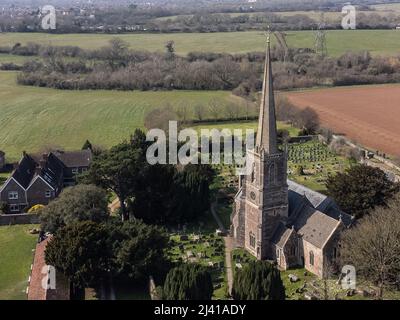 Eine Luftaufnahme der St. Michaels Kirche in Winterbourne, erbaut im 12.. Jahrhundert und von English Heritage als denkmalgeschütztes Gebäude der Klasse I bezeichnet Stockfoto