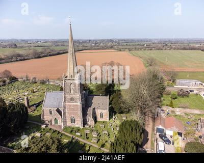 Eine Luftaufnahme der St. Michaels Kirche in Winterbourne, erbaut im 12.. Jahrhundert und von English Heritage als denkmalgeschütztes Gebäude der Klasse I bezeichnet Stockfoto