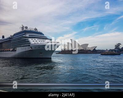 Starschiff Solstice Cruise im Hafen von Sydney mit dem Sydney Opera Hoouse im Hintergrund, Sydney, NSW, Australien Stockfoto