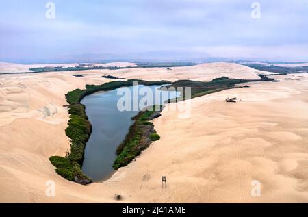 Luftaufnahme der Oase Moron in Pisco, Peru Stockfoto