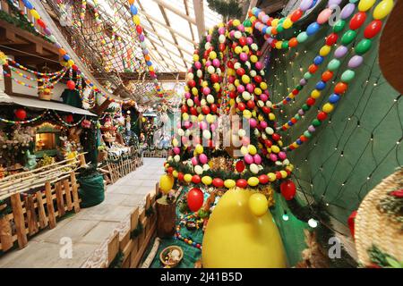 Heldburg, Deutschland. 11. April 2022. Bunte Ostereier und Hasen sind im Stall von Ernst Langert zu sehen. Über 550 Kunststoff- und Keramikhasen, mehr als 300 Hühner und eine Kette aus mehr als 30.000 Kunststoffeiern können auf 180 Quadratmetern bewundert werden. Zahlreiche Besucher aus dem in- und Ausland kommen jedes Jahr in die Osterscheune. Nach zwei Jahren Unterbrechung aufgrund der Corona-Pandemie begrüßt die Osterbarn die Besucher wieder. Quelle: Bodo Schackow/dpa/ZB/dpa/Alamy Live News Stockfoto