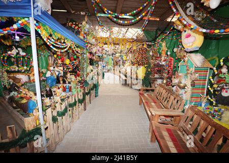 Heldburg, Deutschland. 11. April 2022. Bunte Ostereier und Hasen sind im Stall von Ernst Langert zu sehen. Über 550 Kunststoff- und Keramikhasen, mehr als 300 Hühner und eine Kette aus mehr als 30.000 Kunststoffeiern können auf 180 Quadratmetern bewundert werden. Zahlreiche Besucher aus dem in- und Ausland kommen jedes Jahr in die Osterscheune. Nach zwei Jahren Unterbrechung aufgrund der Corona-Pandemie begrüßt die Osterbarn die Besucher wieder. Kredit: Bodo Schackow/dpa/Alamy Live Nachrichten Stockfoto