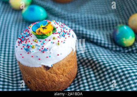 Postkarte mit Osterbrot. Kuchen mit Glasur. Frühlingsfest 2021. Kulich. Frohe Ostern. Kuchen mit Rosinen. Christliche Traditionen. Platz für Text. Stockfoto