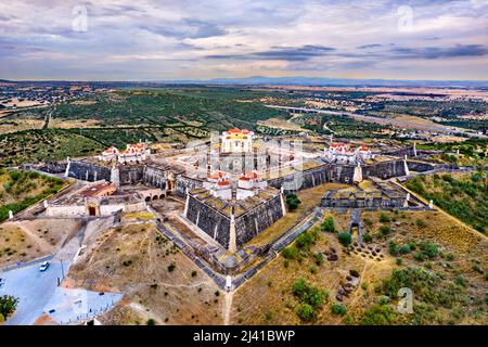 Die Festung Nossa Senhora da Graca bei Sonnenuntergang. UNESCO-Weltkulturerbe in Elvas, Portugal Stockfoto