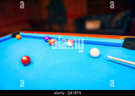 Billard-Spiel - weiße und bunte Kugeln auf einem Tisch Stockfoto