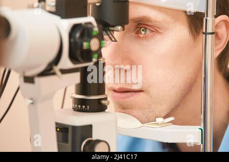 Augenarzt, medizinischer Patient. Augenklinik Behandlung. Optikausrüstung des Krankenhauses. Wahl Sehschmerz Augentrop. Konjunktivitis Diagnose Arzt. optometrie Allergie Schmerzen Stockfoto